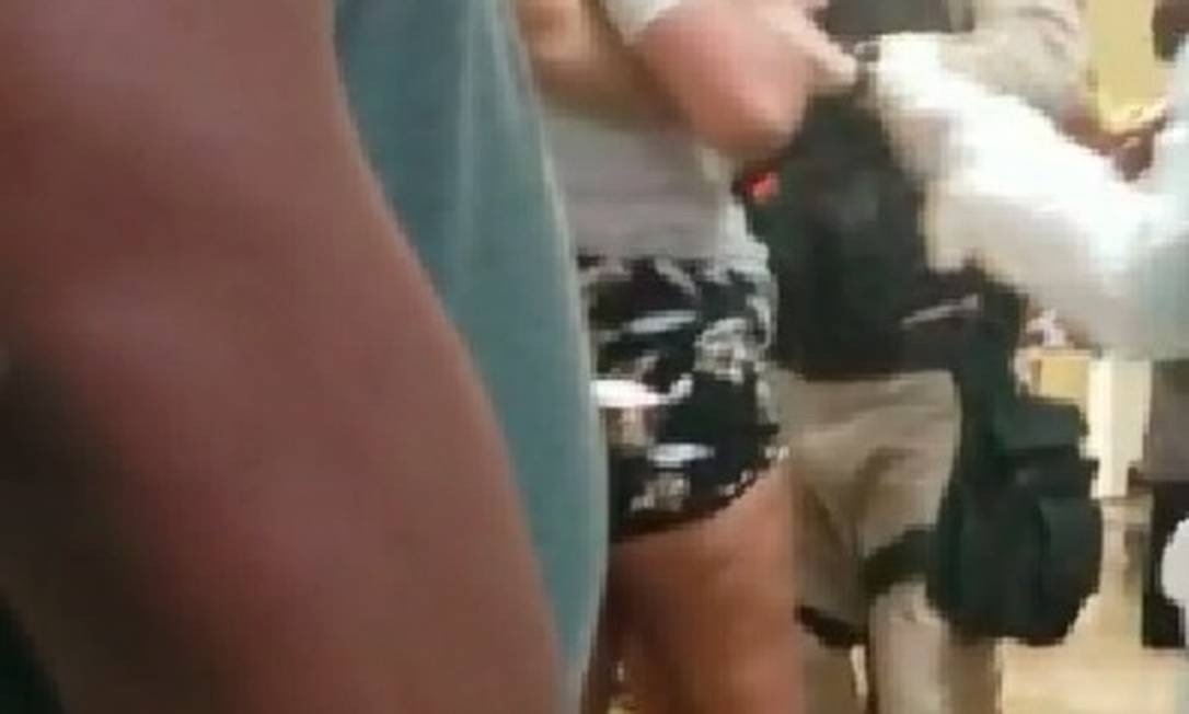 Confusão: vídeo mostra momento em que guardas retiram uma das manifestantes no hospital Foto: Reprodução