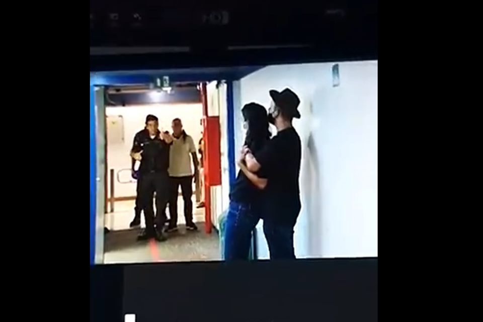 Homem invade TV Globo e faz repórter de refém com faca; assista ao vídeo