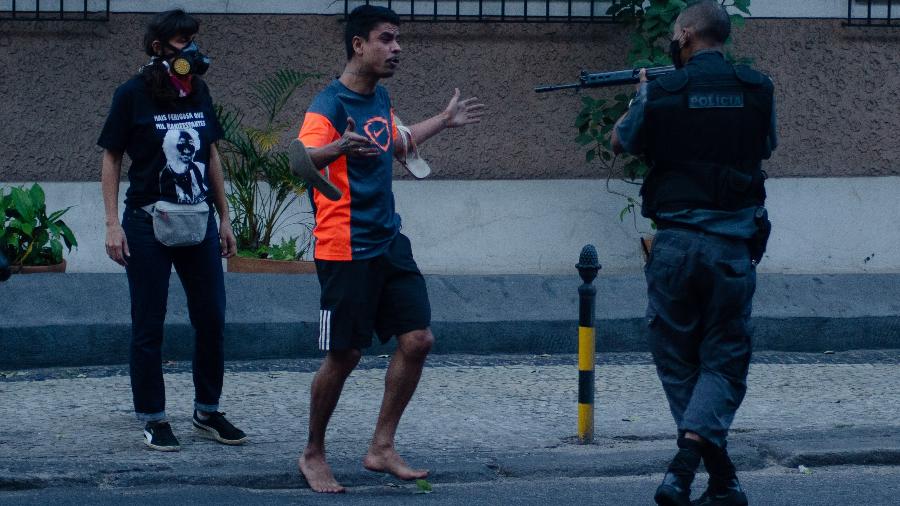 Jovem negro que ficou sob mira de fuzil de PM durante manifestação no Rio de Janeiro é entregador e faz poesia. (Foto: Vanessa Ataliba)