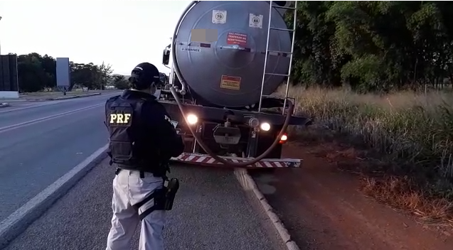 Policial autua motorista de caminhão com faróis de milha