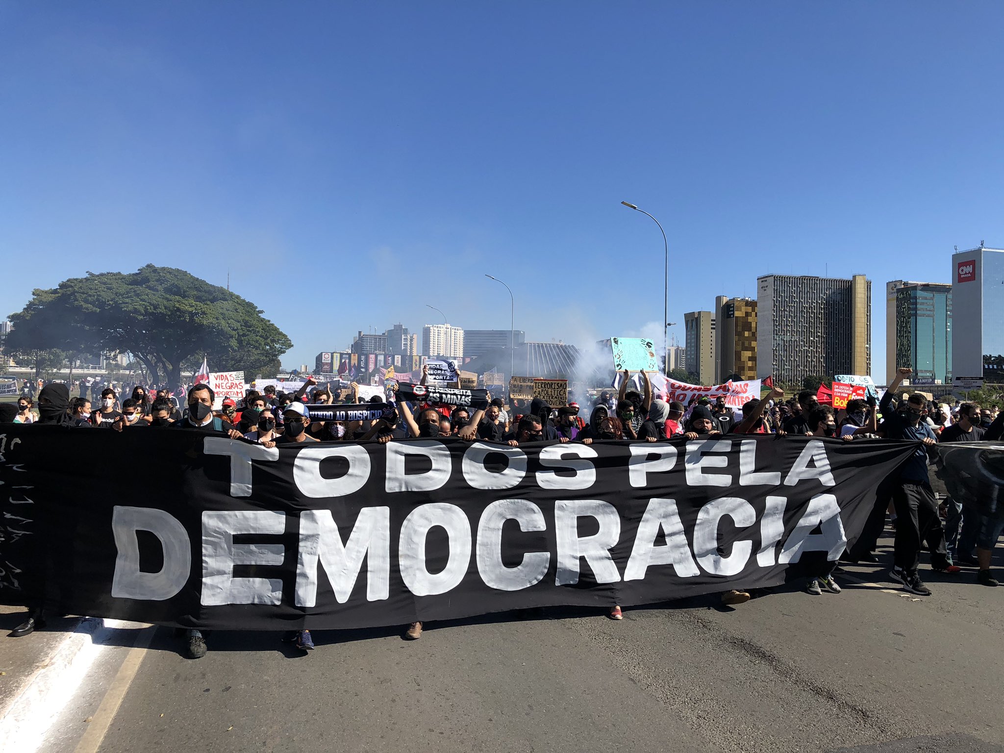 Manifestação pede respeito à democracia em Brasília, neste domingo (Foto: Twitter)