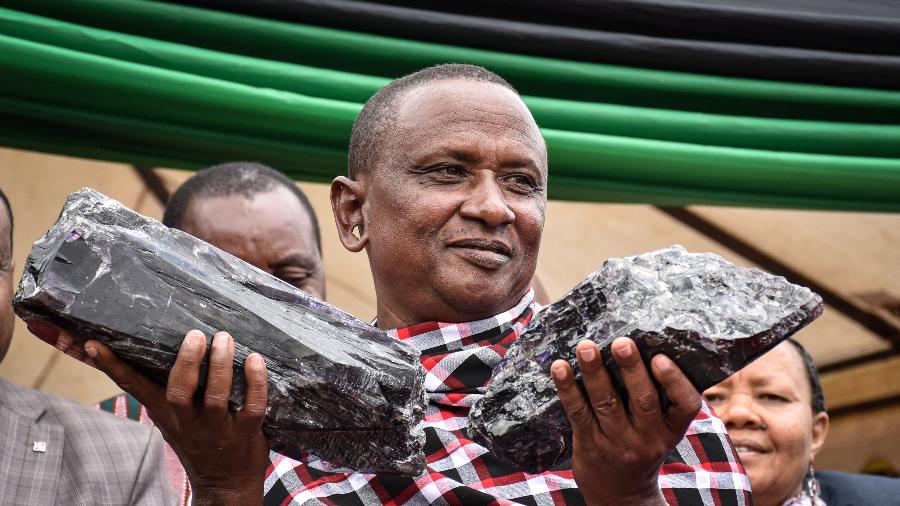 Um minerador independente na Tanzânia tornou-se milionário após vender ao governo duas das maiores peças de tanzanita, uma pedra preciosa. (Foto: Filbert Rweyemamu/AFP)