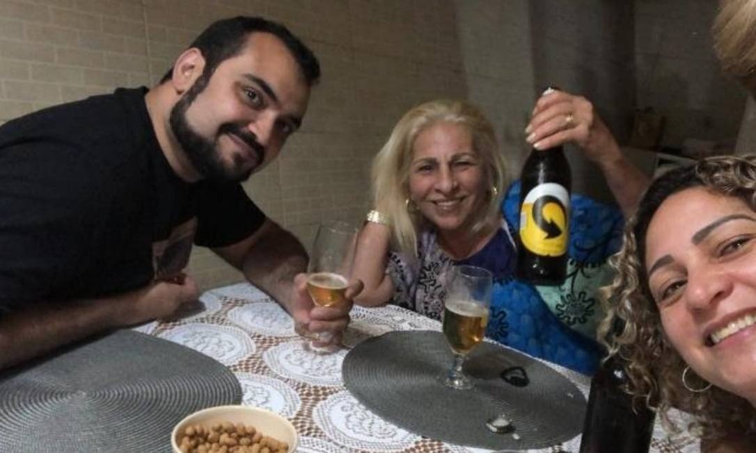Encontro entre o advogado Luis Gustavo Botto Maia, a mulher de Queiroz (com a garrafa de cerveja na mão) e a mãe do miliciano Adriano Foto: Reprodução
