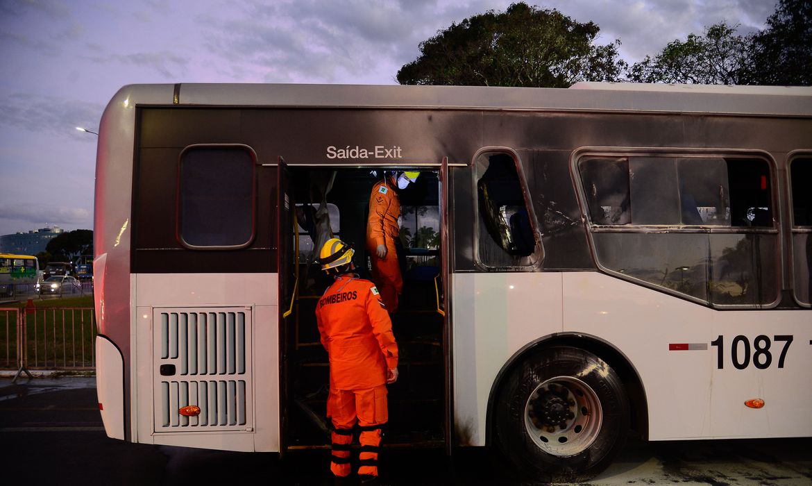 Um homem aparentando idade entre 30 e 40 anos ateou fogo em um ônibus nas proximidades do Palácio do Planalto. (Foto: Marcello Casal Jr/Agência Brasil)