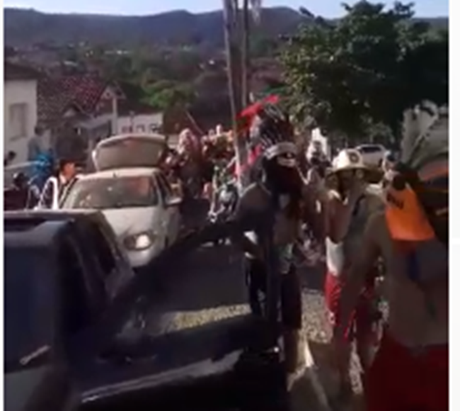 Mascarados provocam aglomeração em Pirenópolis
