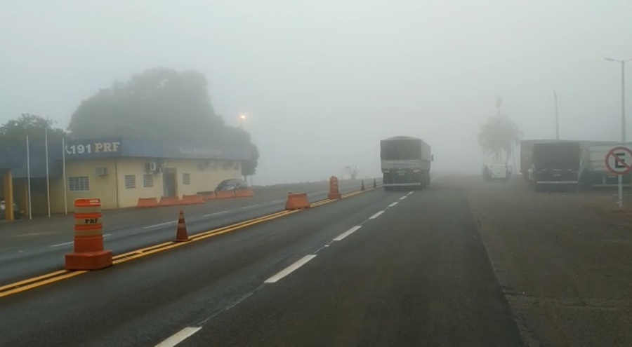 A segunda-feira (29) começou com forte neblina nas rodovias da região Sudoeste de Goiás. Desde as 5h, a neblina atinge a BR-364. (Foto: divulgação/PRF)