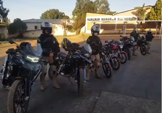 Polícia Rodoviária Federal flagra motociclistas disputando racha na BR-060
