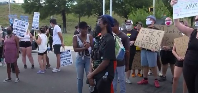 Manifestantes fecharam uma importante rodovia em Atlanta após um homem negro ser morto pela polícia enquanto tentava escapar da prisão. (Foto: reprodução)