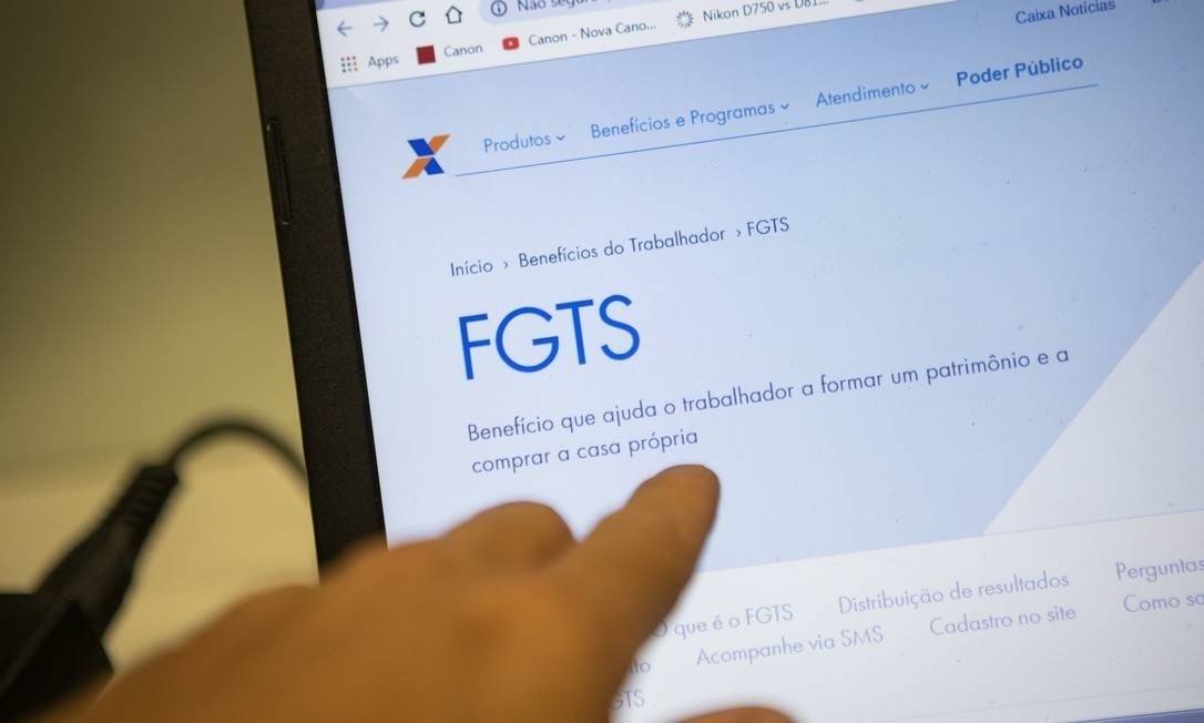 Desde 2019, os trabalhadores podem aderir ao saque-aniversário do FGTS, que permite uma retirada anual dos valores das contas do fundo. (Foto: Infoglobo)
