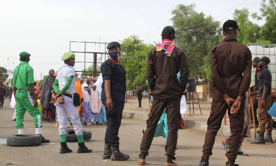 Integrantes de uma dissidência do grupo extremista Boko Haram protagonizaram um massacre no Norte da Nigéria, deixando 69 mortos. (Foto: AUDU MARTE / AFP)