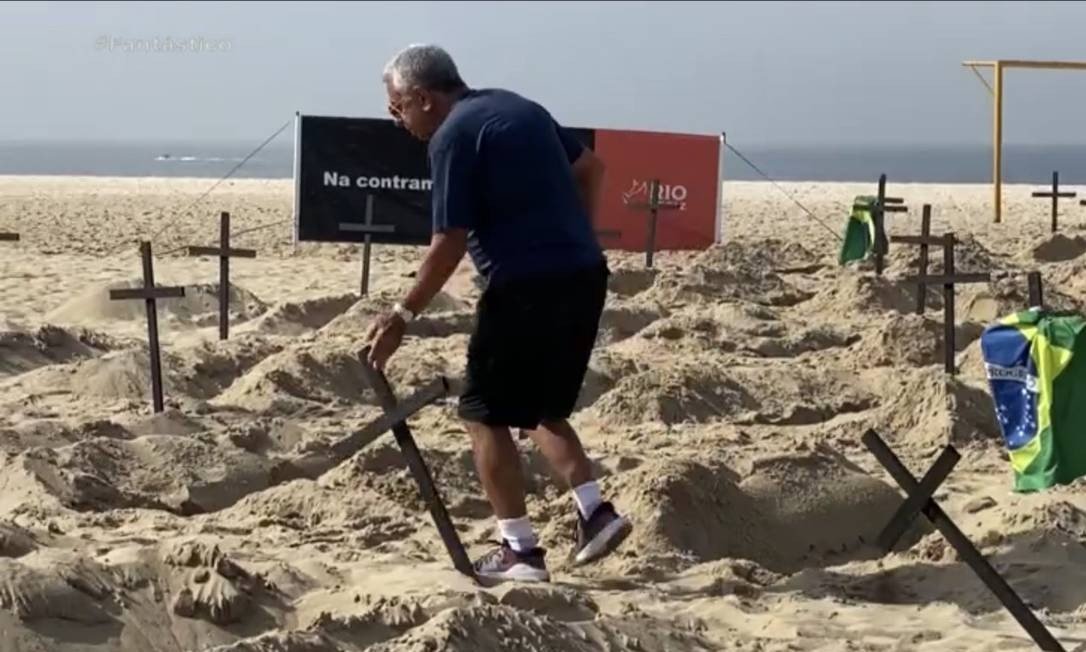 Veja quem é o homem que invadiu local de ato por vítimas da Covid-19 em Copacabana e derrubou cruzes. (Foto: reprodução)
