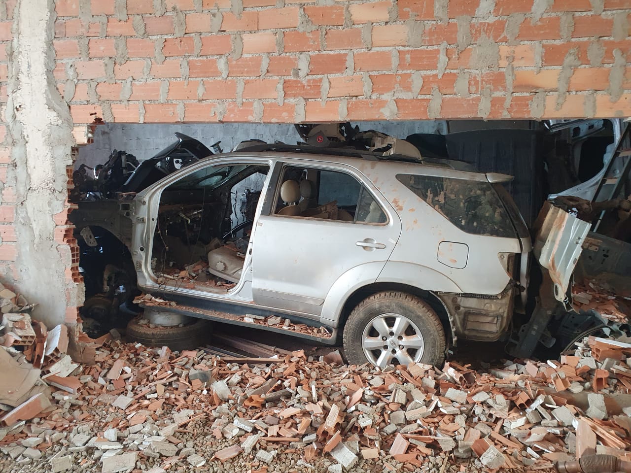 Desmanche de veículos roubados foi encontrado em chácara ligada a lojistas da Canaã (Foto: divulgação/PC)