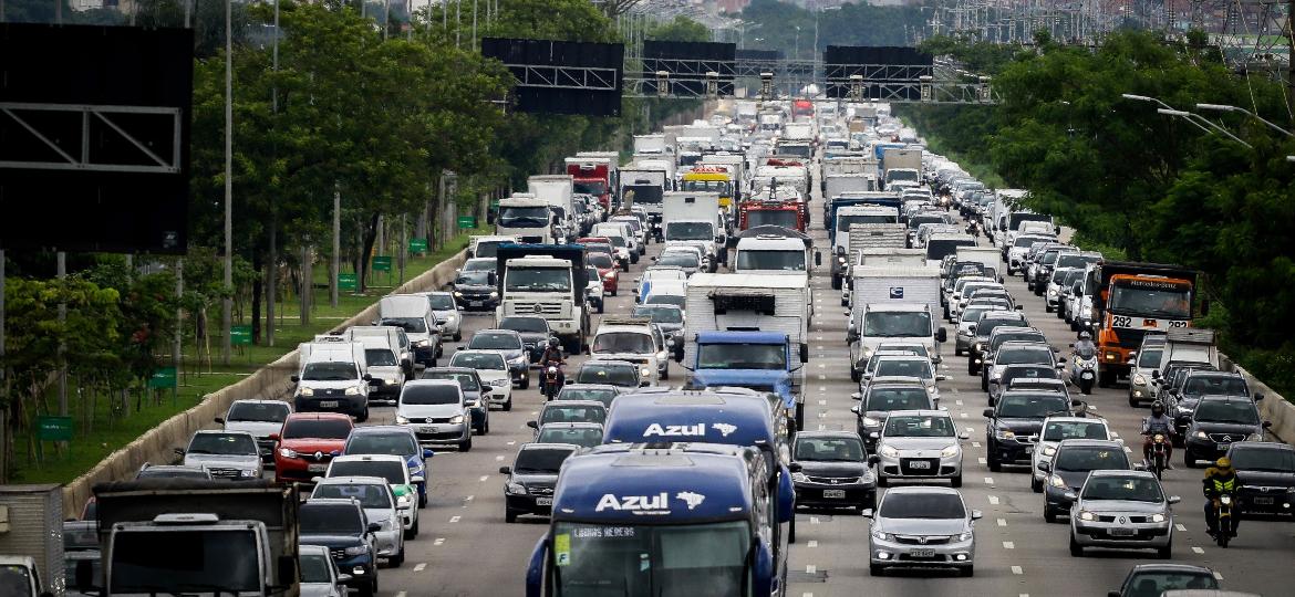 Um projeto de lei do Governo Bolsonaro propõe flexibilização do Código de Trânsito Brasileiro e transforma multa por infração leve e média em advertência. (Foto: Estadão)