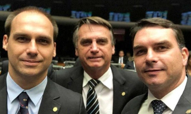 O deputado Eduardo Bolsonaro, o presidente Jair Bolsonaro e o senador Flávio Bolsonaro | Reprodução