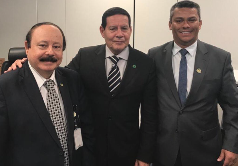 Presidente nacional do PRTB, Levy Fidelix; vice-presidente Hamilton Mourão e presidente do PRTB em Goiás, Denes Pereira (Foto: Redes sociais)