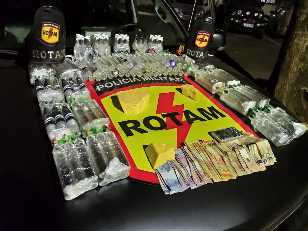 A Polícia Militar apreendeu, na noite de domingo (5), um estoque de lança-perfume avaliado em R$ 30 mil. (Foto: divulgação/PM)