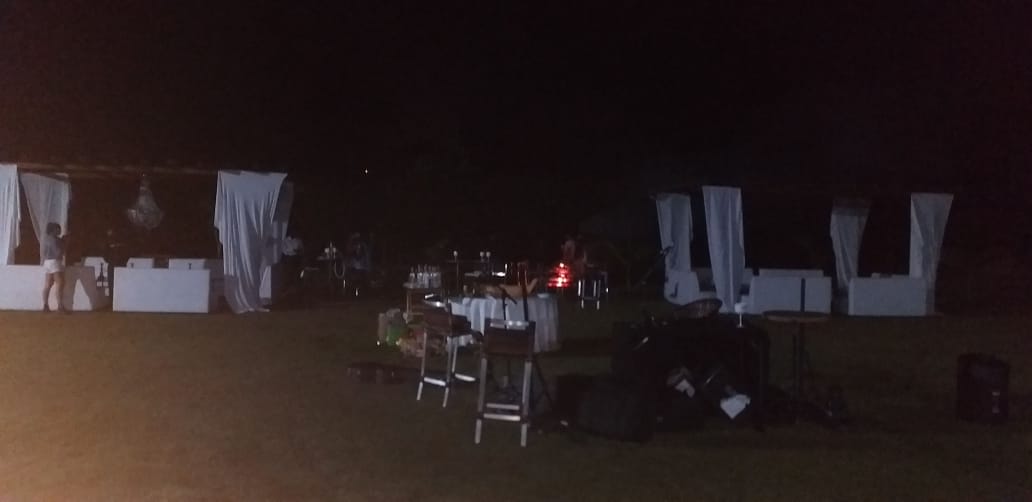 Uma festa regada a show sertanejo ao vivo, DJs e carros de luxo foi encerrada na noite de segunda-feira (6), em Aparecida de Goiânia. (Foto: divulgação/PM)