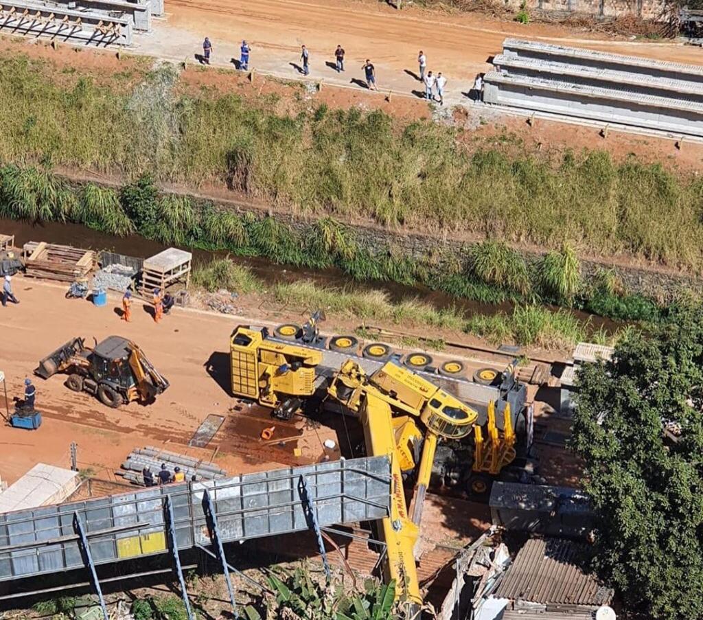 Guindaste tomba e atinge seis residências em Goiânia; vídeo