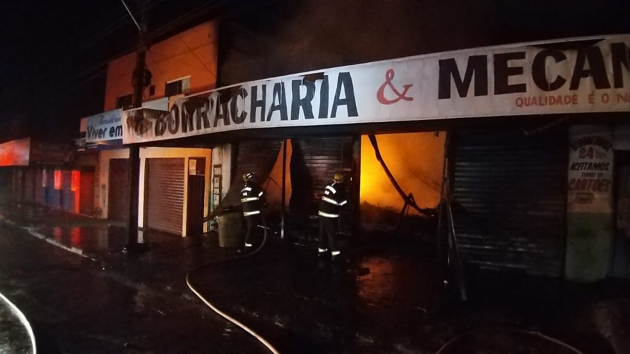 Um incêndio atingiu e destruiu uma borracharia em Caldas Novas, região Sul de Goiás. O caso ocorreu na noite de sexta-feira (11). (Foto: divulgação/Corpo de Bombeiros)