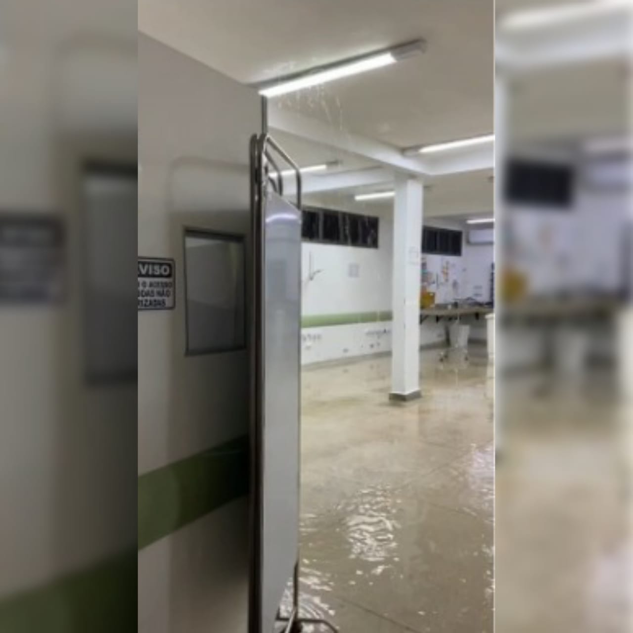 Um cano estourou e gerou vazamento de água em uma enfermaria da Unidade de Pronto Atendimento (UPA) Buriti Sereno, em Aparecida de Goiânia. (Foto: reprodução)