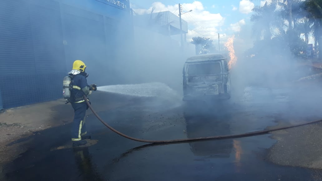 Bombeiros combatem incêndio em kombi na GO-070