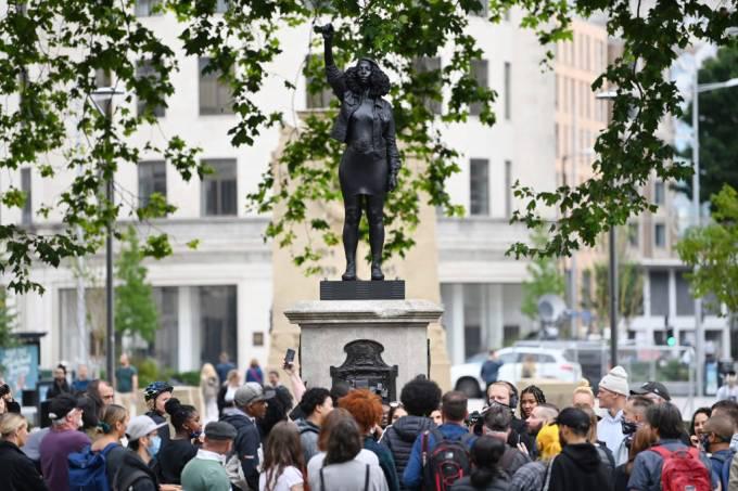 Estátua alusiva a manifestante do Black Lives Matter é retirada de Bristol