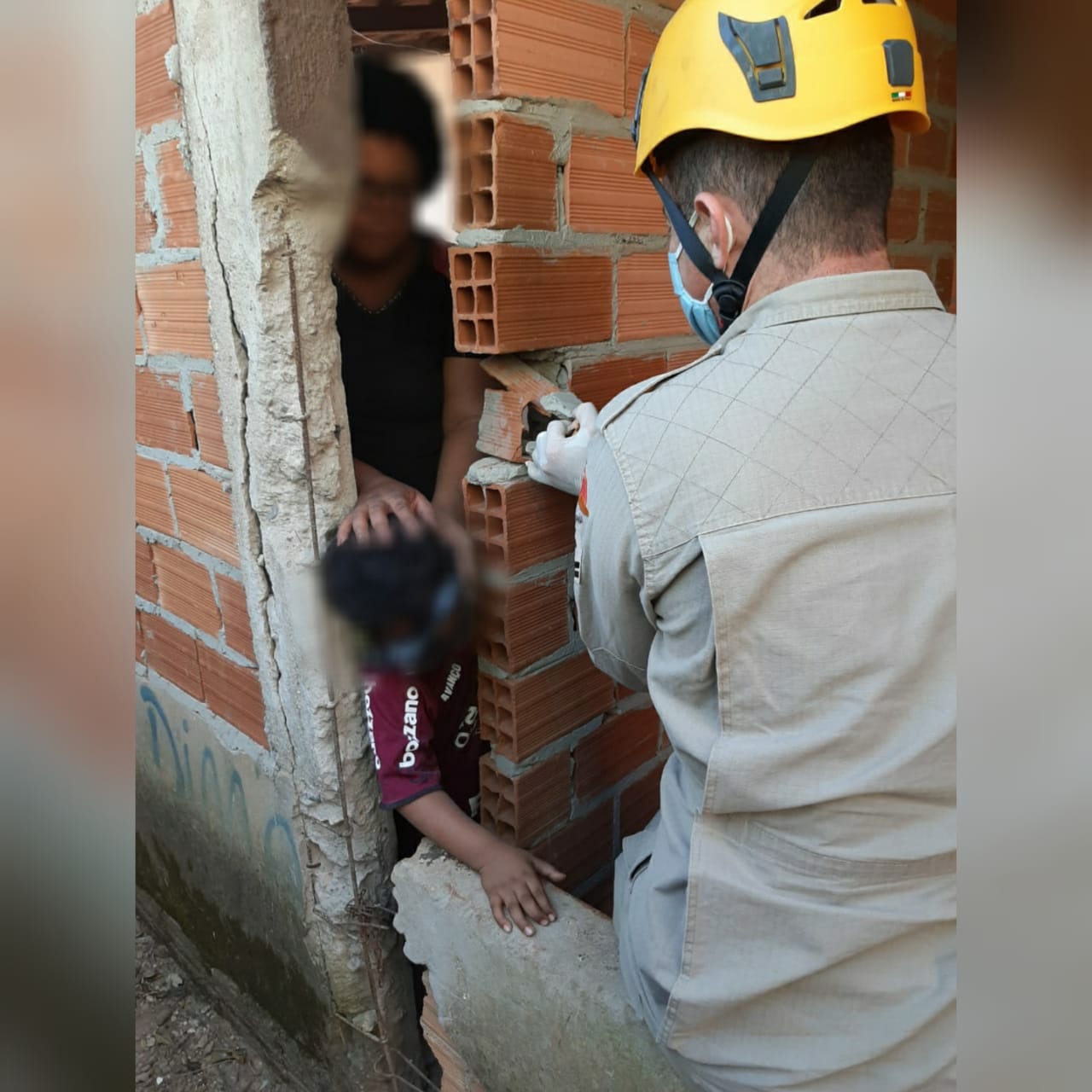Um garoto, de cerca de 4 de anos, ficou com a cabeça presa entre o vão de duas paredes da casa em que mora em Mineiros. (Foto: divulgação/Corpo de Bombeiros)