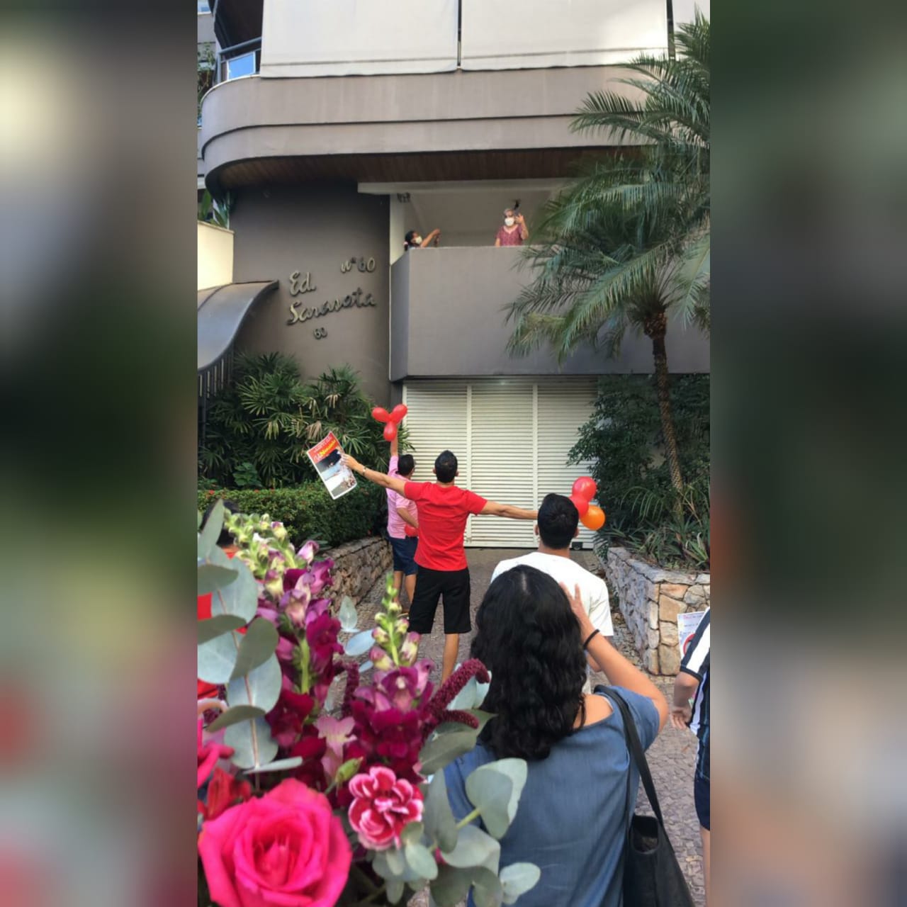 No Dia dos Avós na pandemia do coronavírus, a Dona Nenzinha ganhou uma homenagem dos filhos, netos e bisnetos da varanda de um prédio em Goiânia. (Foto: reprodução/Leitora -Mais Goiás)