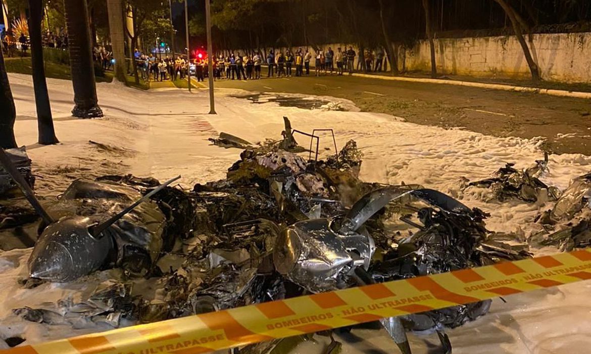 Uma aeronave de pequeno porte caiu e deixou uma pessoa morta no final da tarde hoje nas proximidades do aeroporto Campo Marte, em São Paulo. (Foto: divulgação)
