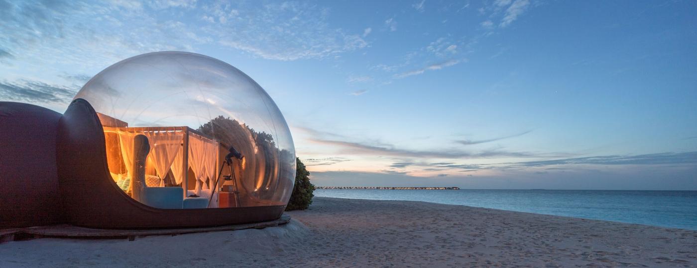 O "quarto de hotel" em formato de bolha transparente nas Ilhas Maldivas oferece contato direto com a paisagem praiana por todos os ângulos. (Foto: divulgação)
