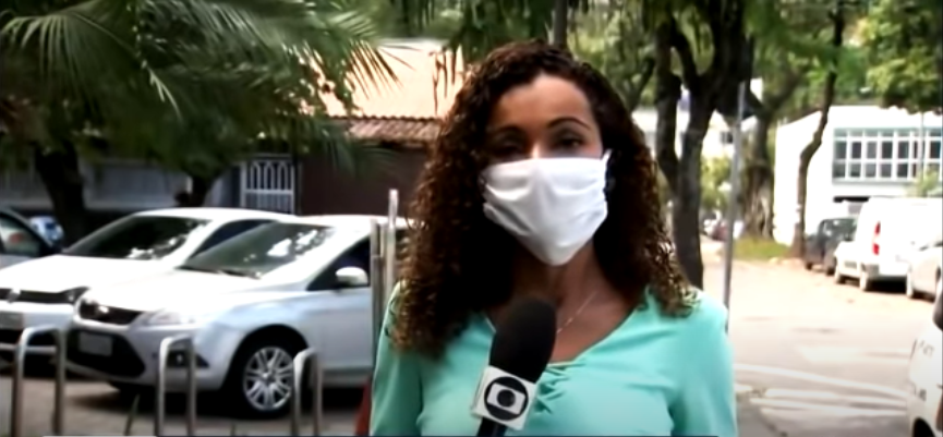A repórter Daniela Carla, da TV Gazeta, afiliada da Globo no Espírito Santo, caiu na risada ao vivo ao noticiar a prisão de uma mulher nua. (Foto: reprodução)