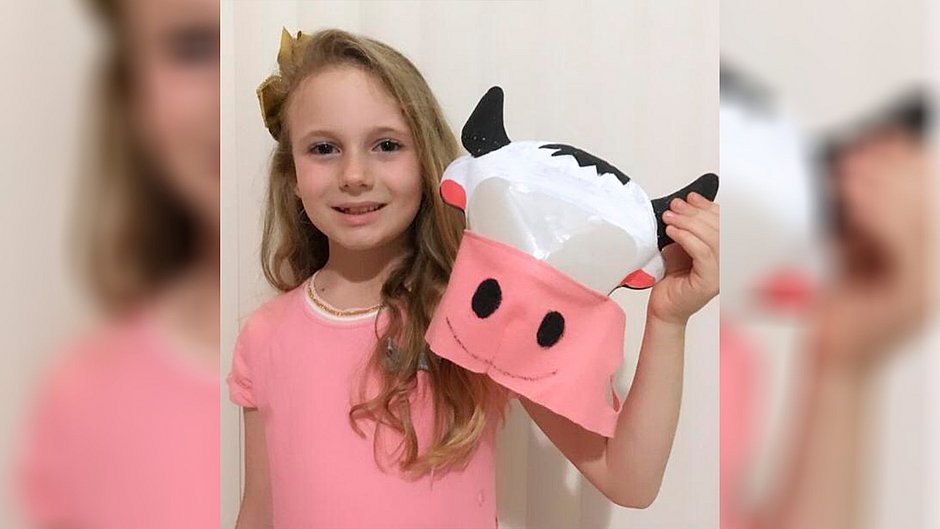 Com máscara de "gado", menina vence concurso de Ministério da Mulher