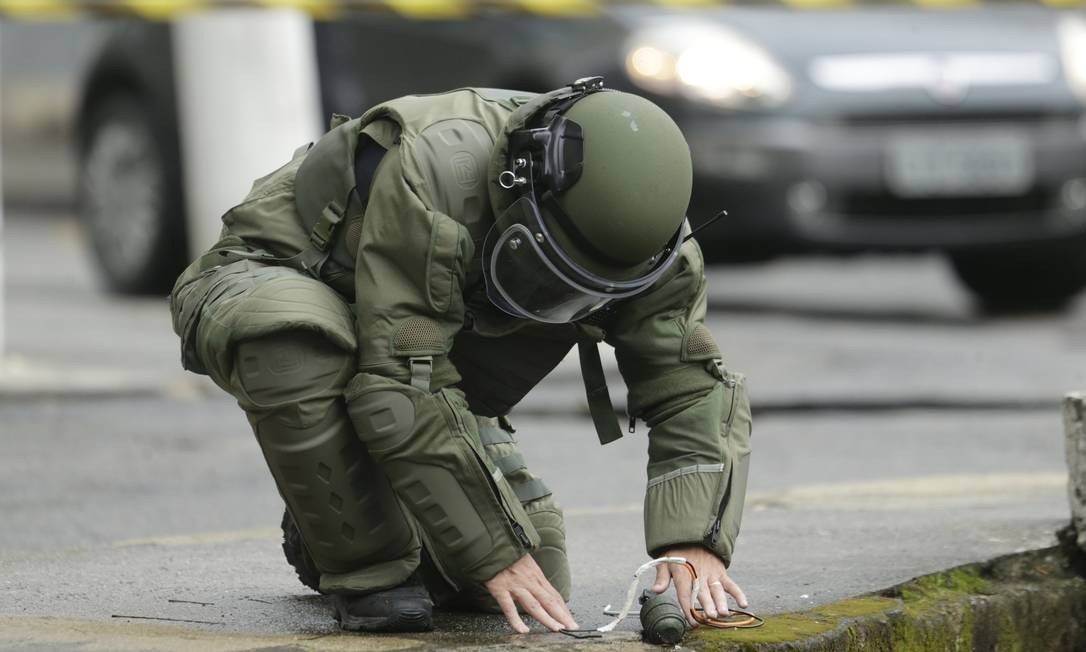 Soldado prepara detonador para forçar a explosão Foto: ANTONIO SCORZA / Agência O Globo