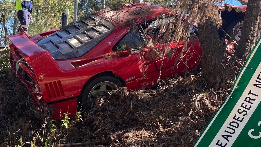 Em test drive desastroso, o motorista de uma Ferrari F40 perdeu o controle do carro e destruiu o veículo de R$ 10 milhões. (Foto: reprodução)