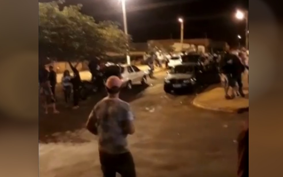 Jovem embriagado avança com carro contra policiais, em Jataí