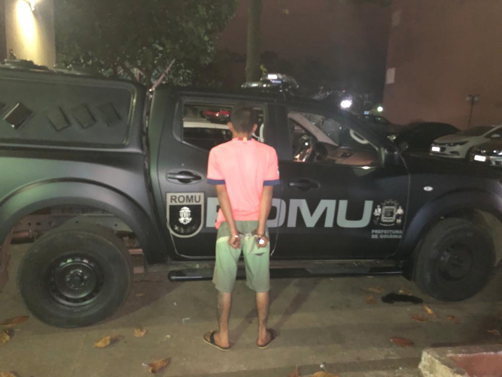 Suspeito preso na praça PAC 2, no residencial Buena Vista, na noite de quarta-feira (Foto: Guarda Civil Metropolitana)