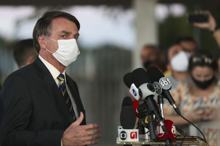 "Vontade de encher sua boca de porrada”, diz Bolsonaro a repórter