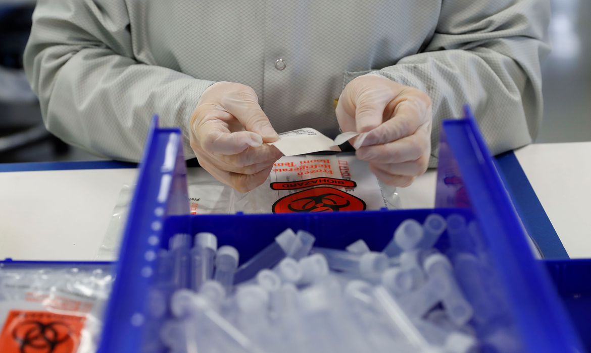 O balanço diário do Ministério da Saúde - divulgado nesta quarta(5) - mostra que o Brasil tem 2.859.073 casos acumulados de covid-19 (Foto: Reuters)