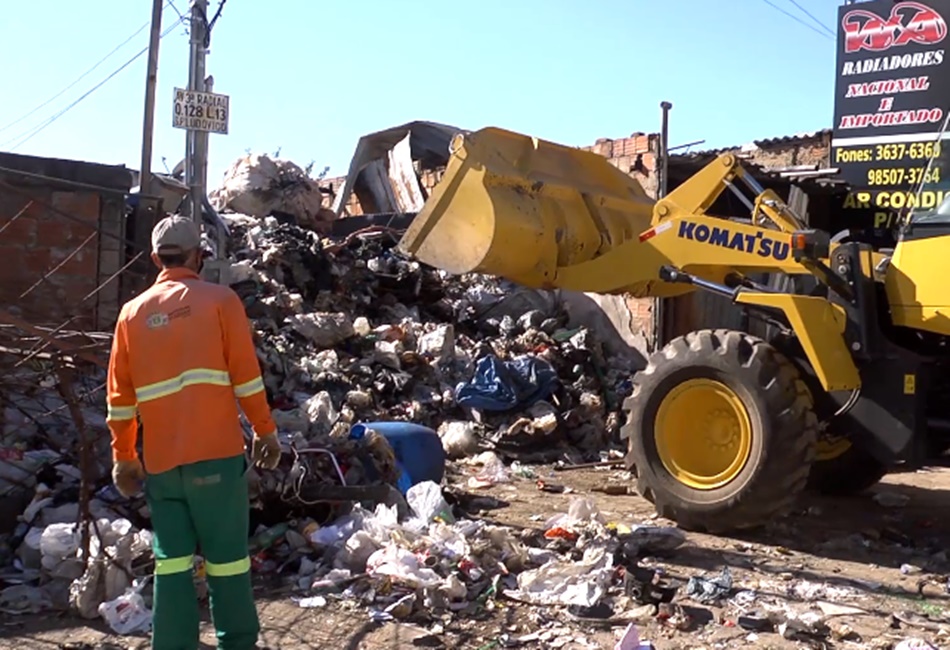 Prefeitura de Goiânia retira mais de 20 caminhões de lixo em casa do Setor Pedro Ludovico
