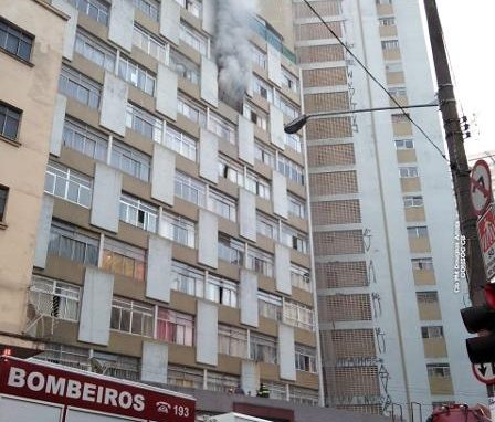 Um incêndio atingiu hoje um apartamento na região da Bela Vista, em São Paulo. Uma mulher morreu ao escorregar do parapeito de sua janela. Foto: divulgação