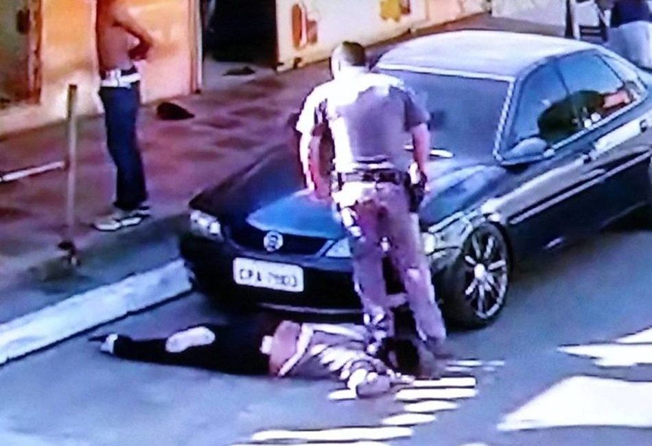 A Polícia Civil de São Paulo indiciou por abuso de autoridade o policial João Paulo Servato, filmado pisando no pescoço de uma mulher negra. (Foto: Reprodução)