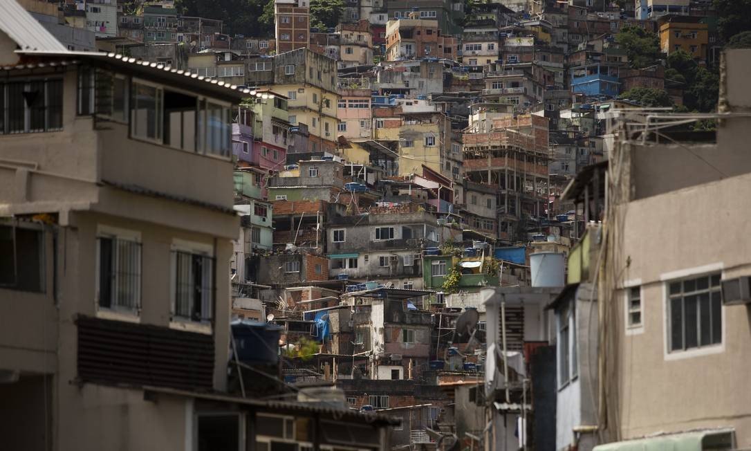 Um relatório da Polícia Civil (PC) revelou que o tráfico de drogas e a milícia dominam 1.413 favelas do Rio Janeiro. (Foto: Agência O Globo)