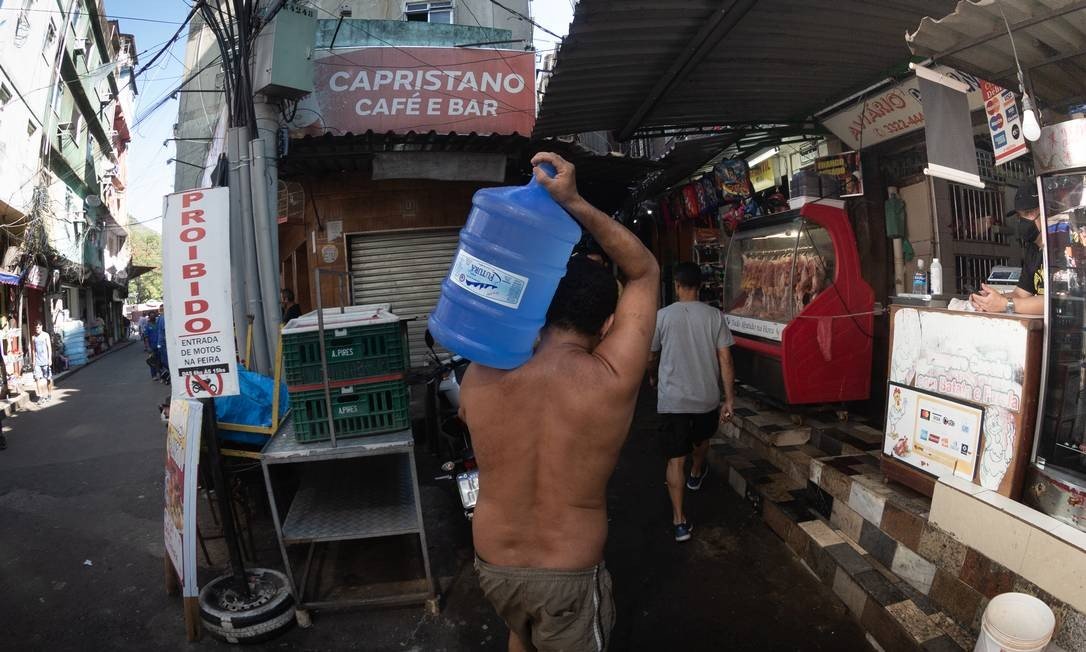 Em meio à pandemia do coronavírus, que já registrou 62 óbitos e 308 casos confirmados na comunidade, a Rocinha sofre com a falta d'água. (Foto: Roberto Moreyra / Agência O Globo)
