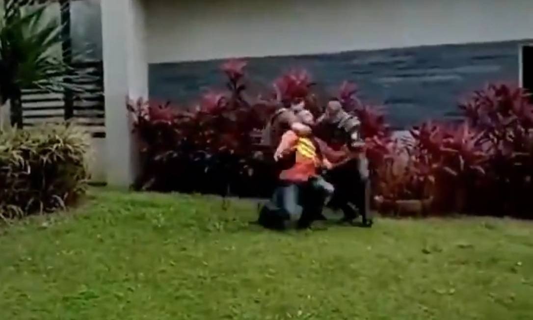 Policiais militares foram flagrados rendendo um motoboy e deitando sobre o corpo do homem já imobilizado em São Paulo. (Foto: reprodução)