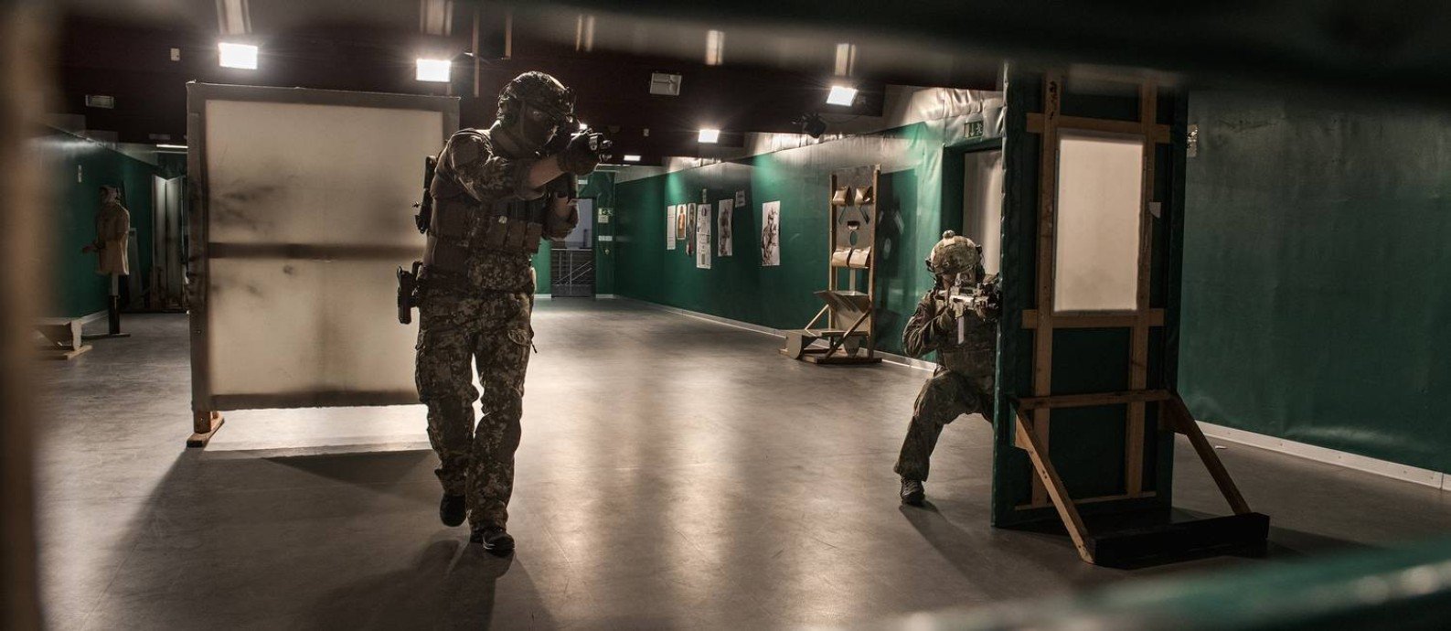 Neonazistas galgam posições no Exército da Alemanha e país caça 'inimigo interno'