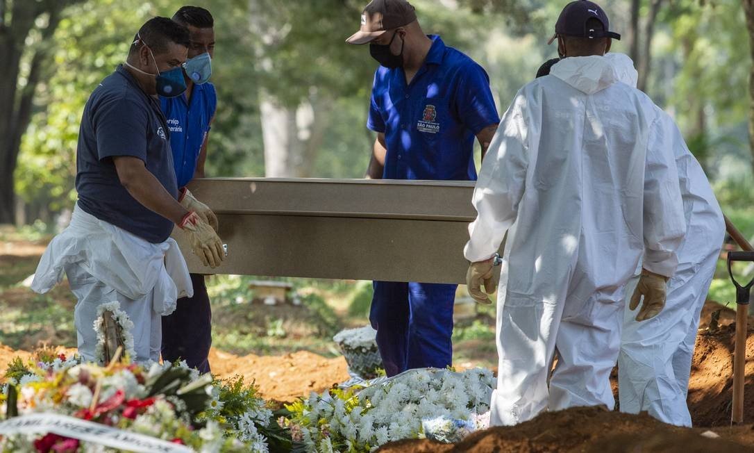 Abertura de covas no Cemiterio Vila Formosa para abrigar corpos de pessoas mortas na pandemia de Covid-19 Foto: FramePhoto / Agência O Globo