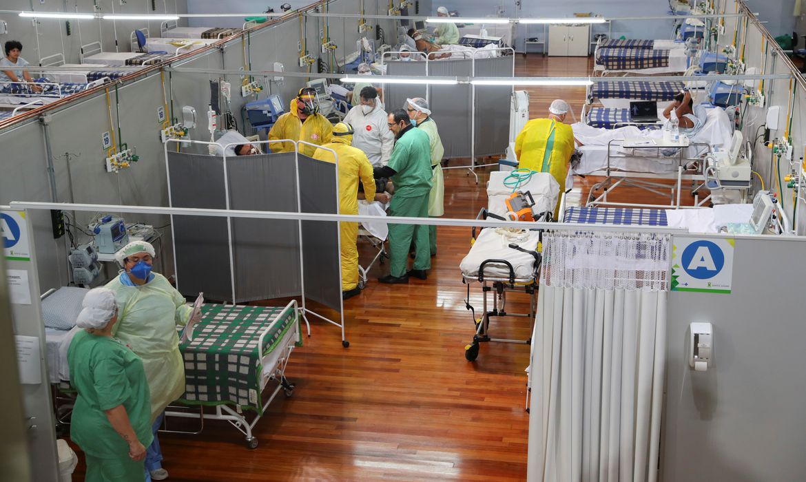 As autoridades de saúde registraram 27.750 novos casos e 729 mortes nas últimas 24 horas em decorrência da covid-19. (Foto: Reuters)