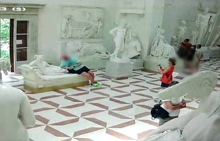 itália Câmera flagra turista quebrando os dedos de estátua centenária; assista