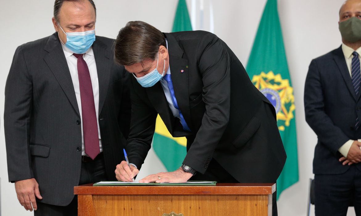 O presidente Jair Bolsonaro assinou a medida provisória que abre crédito de R$ 1,9 bilhão para a produção e aquisição da vacina contra a covid-19 (Foto: Carolina Antunes/PR)