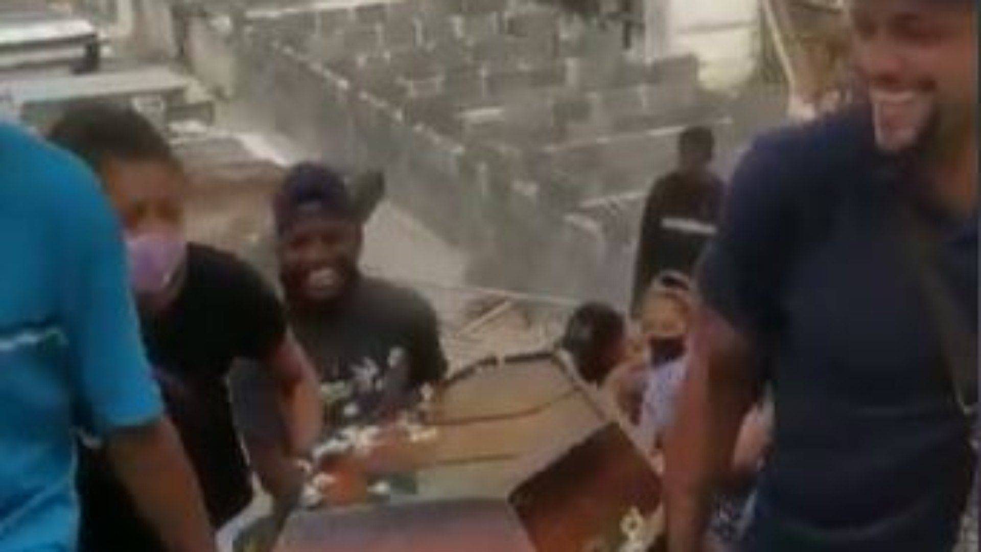 vídeo enterro meme do caixão família Família reproduz 'meme do caixão' em enterro de idoso no Rio; vídeo